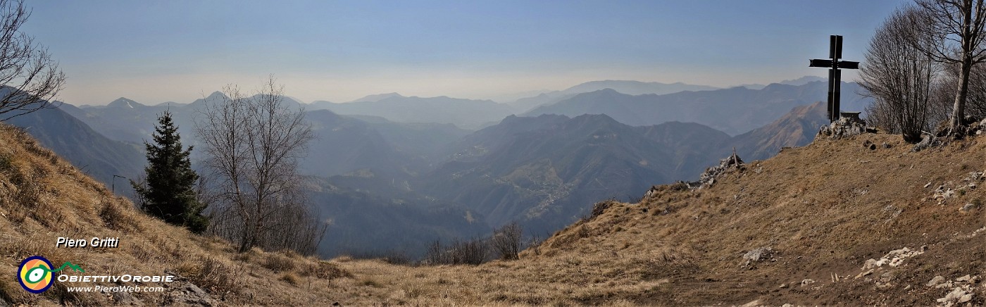 47 Alla croce di Cima Cornetti (1550 m) su radura panoramica sulla Val Serina .jpg